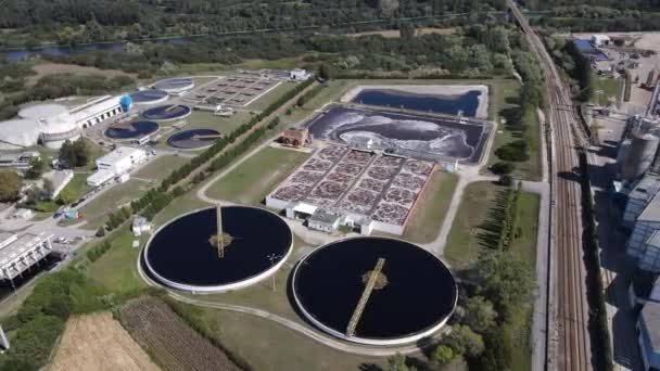 Flygfoto Över Ett Industriellt Vattenreningsverk Drone Roterar Till Vänster Avslöjar — Stockvideo