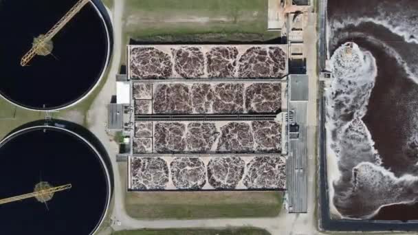 Widok Powietrza Przemysłową Stację Uzdatniania Wody Drone Schodzący Nad Zbiornikami — Wideo stockowe