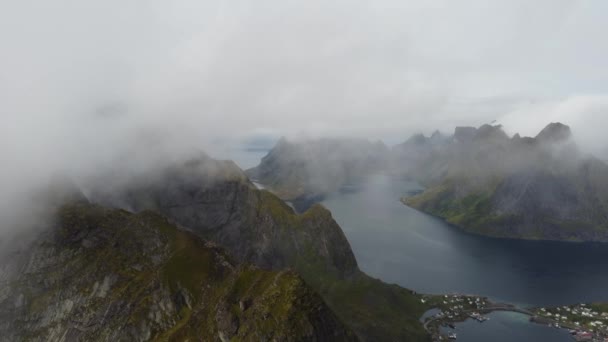 Drone Voando Nuvens Acima Das Ilhas Lofoten Norte Noruega Mostrando — Vídeo de Stock