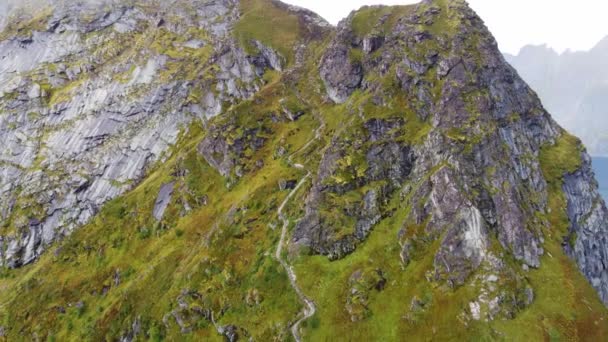 Weg Naar Steile Berg Omgeven Door Zee Noord Noorwegen Met — Stockvideo