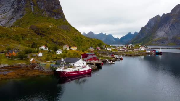 Drone Vliegen Boot Noord Noorwegen Kustlijn Omgeven Door Een Klein — Stockvideo