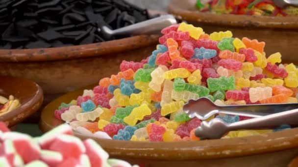 Lezzetli Çok Renkli Şekerler Piyasada Satılık Renkli Şekerlerle Dolu Kaseler — Stok video
