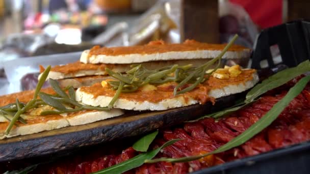 Тапас Продается Рынке Традиционное Испанское Блюдо Пальчики Рынке Рядом Сушеными — стоковое видео