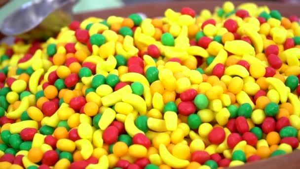 Niezdrowe Żółte Czerwone Zielone Cukierki Luzem Kolorowe Słodycze Cukierki Sprzedaż — Wideo stockowe