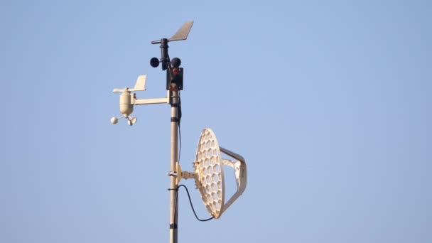 Accueil Station Météorologique Tourne Dans Vent Sur Fond Ciel Bleu — Video