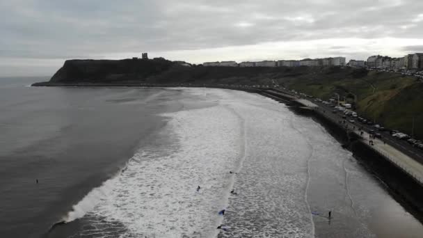 Imagens Surfistas Rastejar Para Surfar Scarborough North Yorkshire Reino Unido — Vídeo de Stock