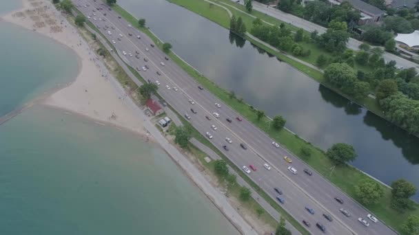 Şehirde Trafik Göl Kenarında Trafik Güzel Bir Günde Otoyolda Arabalar — Stok video