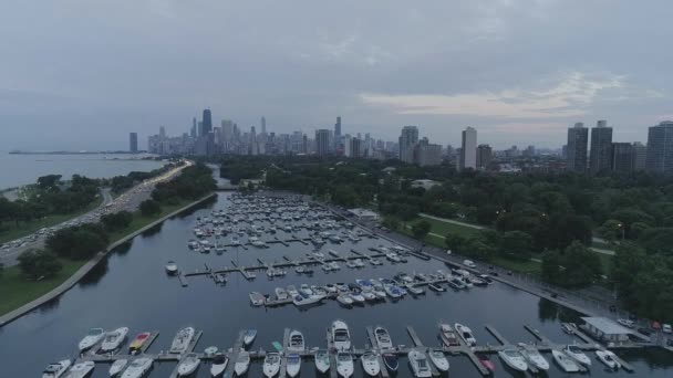 Increíble Puesta Sol Muelle Chicago Barcos Lago Tráfico Coches Hermoso — Vídeo de stock