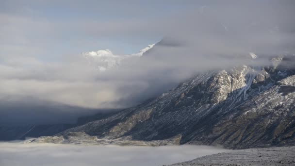 Σύννεφα Κυλώντας Στην Πλευρά Της Torres Del Paine Mountain Side — Αρχείο Βίντεο