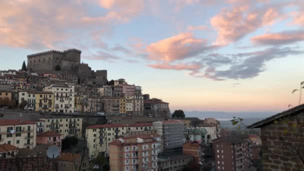 Ókori Olasz Város Soriano Del Cimino Orsini Kastéllyal Tetején Naplementekor — Stock videók
