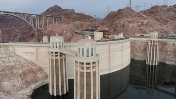 Luchtfoto Van Hoover Dam Inlaattorens Met Het Mike Callaghanpat Tillman — Stockvideo