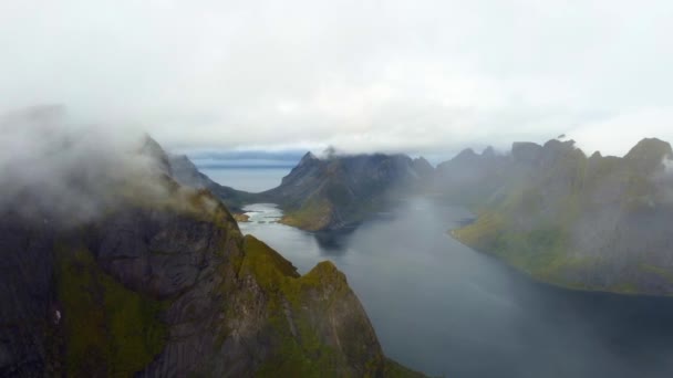 Nad Mgłą Pokryte Góry Północnej Norwegii Lofoten Pod Koniec Lata — Wideo stockowe