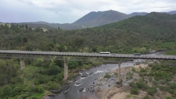 Aérea Giratoria Vehículos Que Cruzan Puente Mckillops Río Nevado — Vídeo de stock