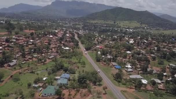 Africká Dálniční Doprava Vstupuje Města Malawi Blízkosti Mlhavých Hor — Stock video