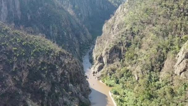 Aeronave Desce Profundo Desfiladeiro Rochoso Para Grupo Vigas Rio Neve — Vídeo de Stock