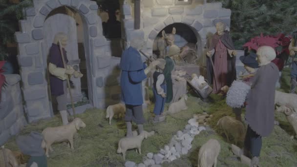 キリストの子供が横たわっている安定した場所に羊飼いたちが向かっています — ストック動画