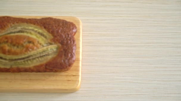 Банановый Торт Деревянной Доске — стоковое видео