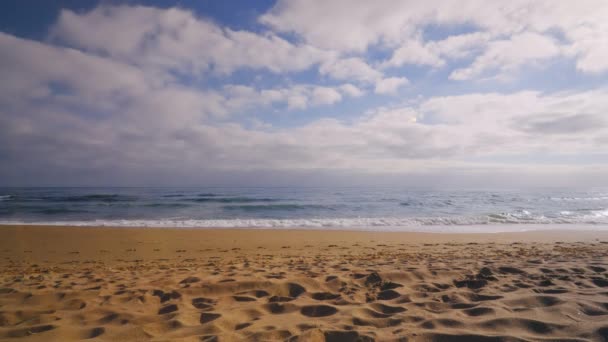 Розслабляючий День Порожньому Пляжі — стокове відео