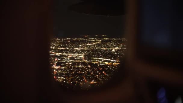 Vista Paisagem Urbana Moderna Iluminada Noite Partir Janela Avião — Vídeo de Stock