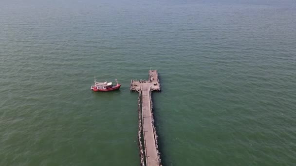 Aerial Footage Red Fishing Boat Docked Pattaya Fishing Dock Extending — Stock Video