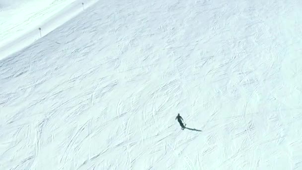 Umiejętny Zawodowy Snowskir Ślizgający Się Długim Stromym Zboczu Alpejskim — Wideo stockowe