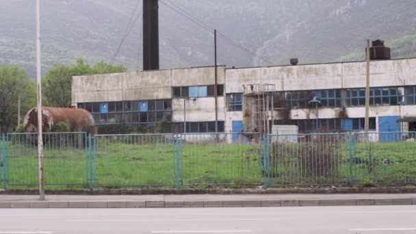 旧東ヨーロッパのポスト共産主義ブルガリアの放棄された建物 — ストック動画