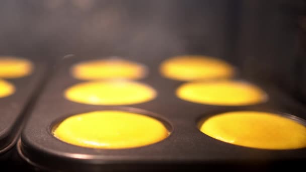 Tijdsverloop Van Beslag Stijgt Wordt Cupcakes Oven — Stockvideo