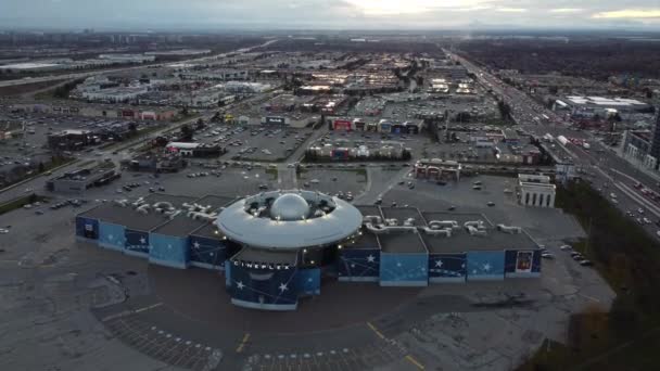 Légi Drón Kilátás Egy Mozi Több Képernyős Egy Komplexum Parkoló — Stock videók