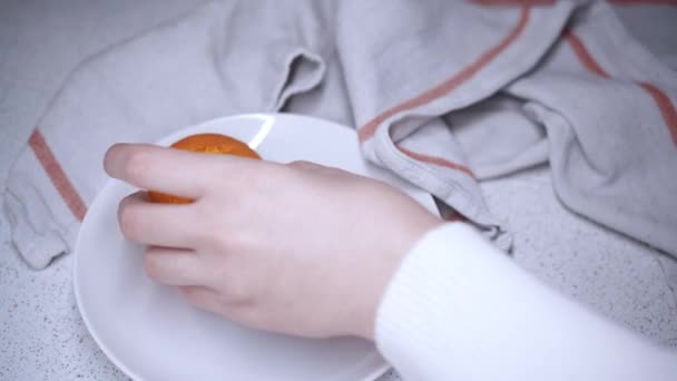 Жіноча Рука Розміщує Кекси Маленькій Тарілці Поруч Чайним Рушником — стокове відео