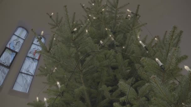 Weihnachtsbaum Mit Elektrischen Kerzen Altarraum Einer Kirche — Stockvideo