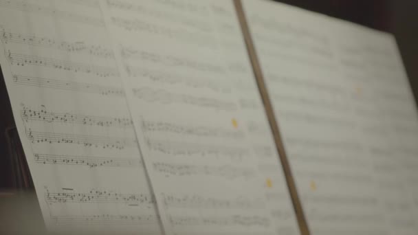 オルガンの音楽台の上に楽譜が立っている — ストック動画