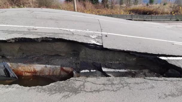 Calcestruzzo Stato Tagliato Parte Sollevato Acqua Che Scorre Sotto Pavimento — Video Stock