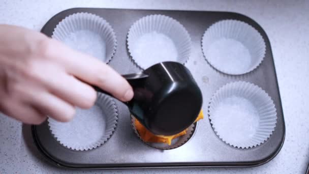 Mano Femminile Versa Pastella Cupcake Gialla Una Teglia Forno Sei — Video Stock