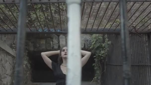 Mladá Vězeňkyně Výrazným Make Upem Černých Šatech Pročesává Vlasy Prsty — Stock video