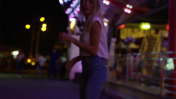 Jovem Mulher Loira Modelos Para Câmera Showground Carnaval Noite Tiro — Vídeo de Stock