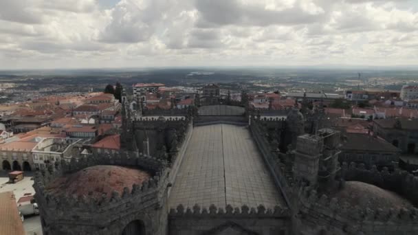 Guarda Şehri Tarihi Katedrali Nin Üst Geçit Süslü Çatısı Dramatik — Stok video