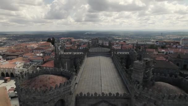 Flyover Techo Ornamentado Catedral Histórica Guarda City Dramático Cielo Nublado — Vídeo de stock