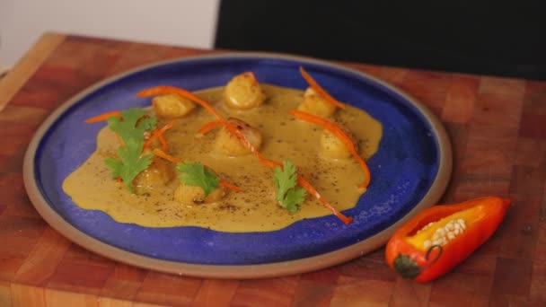 Maître Chef Garnissant Plat Pétoncles Fruits Mer Curry Crémeux Avec — Video