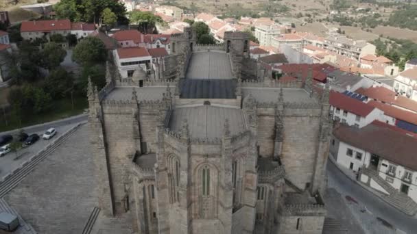 ポルトガルのグアルダ 中世ゴシック様式の大聖堂 空中風景 — ストック動画