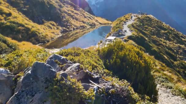 Panorama Hermosas Montañas Con Excursionista Alcanzando Pico Disfrutando Vista Las — Vídeos de Stock