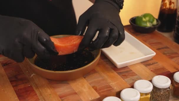 Cuoco Senza Volto Con Guanti Neri Marinatura Filetto Pesce Salmone — Video Stock