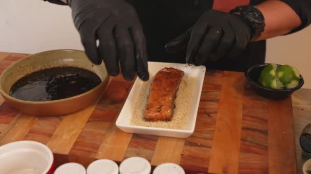 Preparación Para Cocinar Chupito Chef Profesional Masajeando Filete Pescado Salmón — Vídeos de Stock