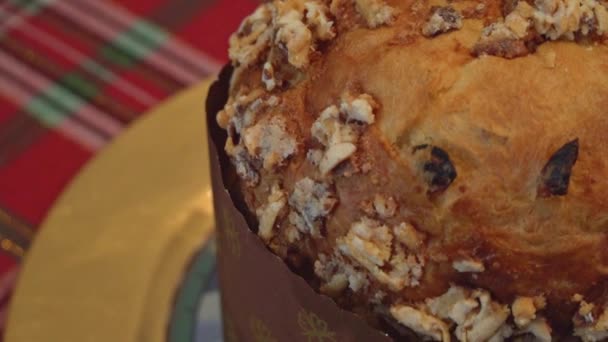 Italský Panettonový Chléb Vánoční Slavnostní Dezert Zkrácený Záběr — Stock video