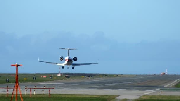 Regional Aircraft Landing Sunny Runway Long Shot Statisch — Stockvideo