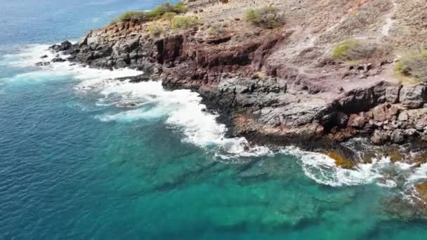 Drone Zweeft Boven Oceaan Kijkend Langs Kustlijn Maui Hawaii — Stockvideo