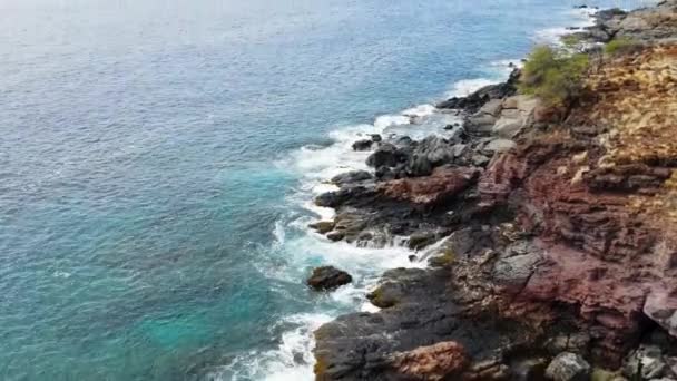 ハワイ州マウイ島の西の山の海岸線を横断するドローン — ストック動画