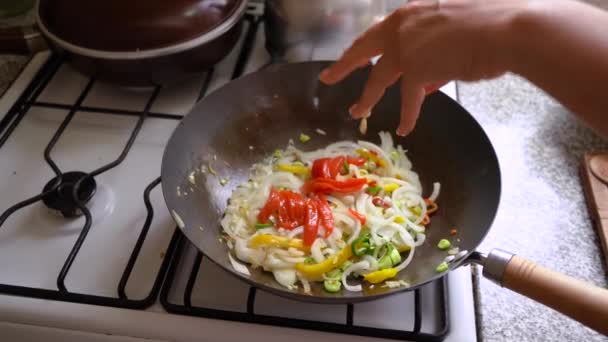 Karıştırılmış Sebze Pişirmek Julienne Şeritlerine Kırmızı Çan Biberi Eklemek Kapat — Stok video