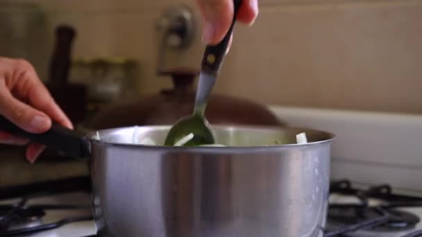 Matlagning Grön Sommar Squash Rostfri Gryta Köket Närbild — Stockvideo