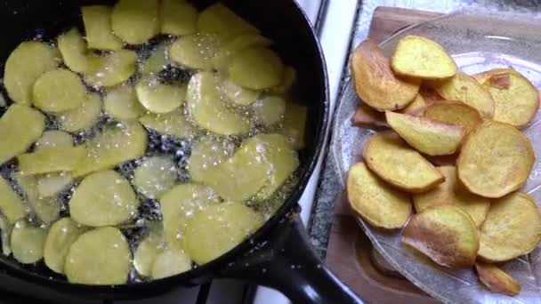 Kartoffelchips Kochen Der Küche Einer Pfanne Mit Geschnittene Kartoffeln Frittieren — Stockvideo