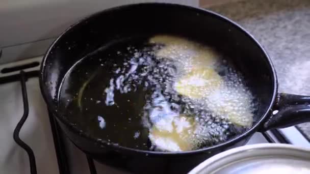 Patates Cipsi Hazırlıyorum Kızgın Yağda Kızartılmış Patates Dilimleri Kaynar Yağ — Stok video